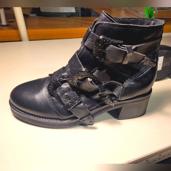 7.5 US TOPSHOP black all Leather Marco Buckle ankle Boots. - Picture 9 of 11